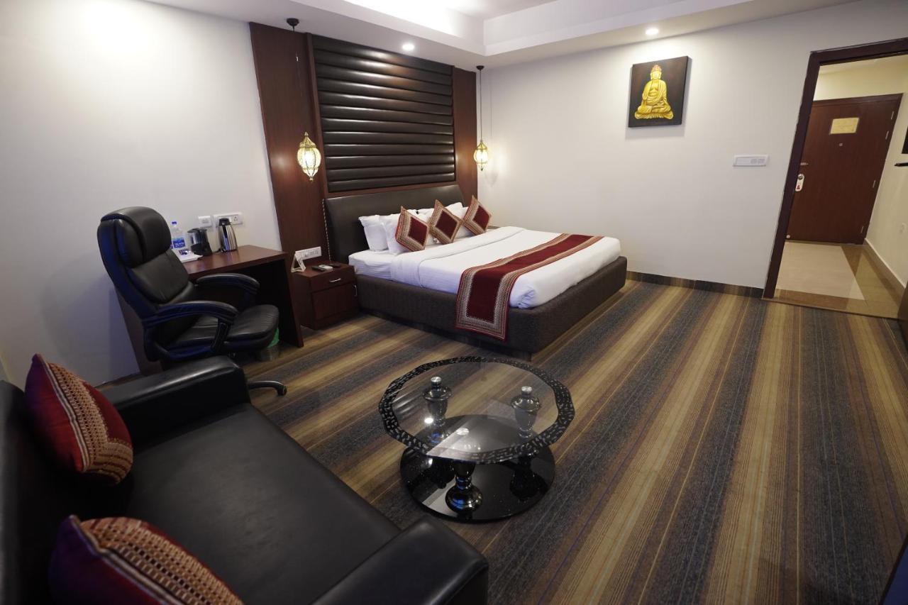 Hotel Avn Grand Ранчи Экстерьер фото